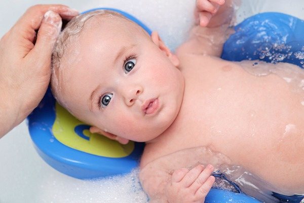 Масло для купания: нежный уход за детской кожей
